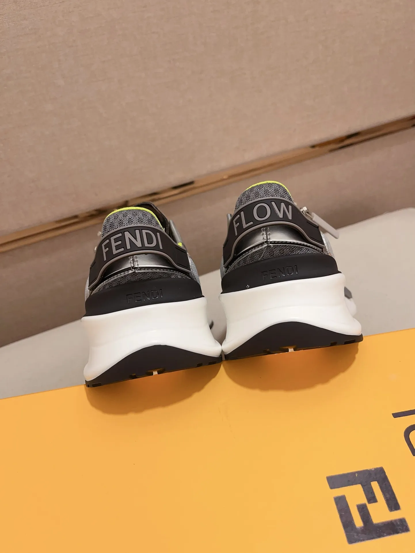 Men's shoes💰: 540💰(Higher version) [Fendi] Fendi's latest casual shoes for men! Available at counters simultaneously! A one-to-one replica of the original. Made entirely of imported top-grain calfskin, the interior is made of top-grain water-dyed cowhide, and the original factory-supplied rubber outsole. Leading new fashion concepts. Matching code: 38-44. 45 can be customized and non-returnable!